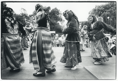 109300 Afbeelding van kinderen van migranten die een volksdans opvoeren in traditionele kledij tijdens de manifestatie ...